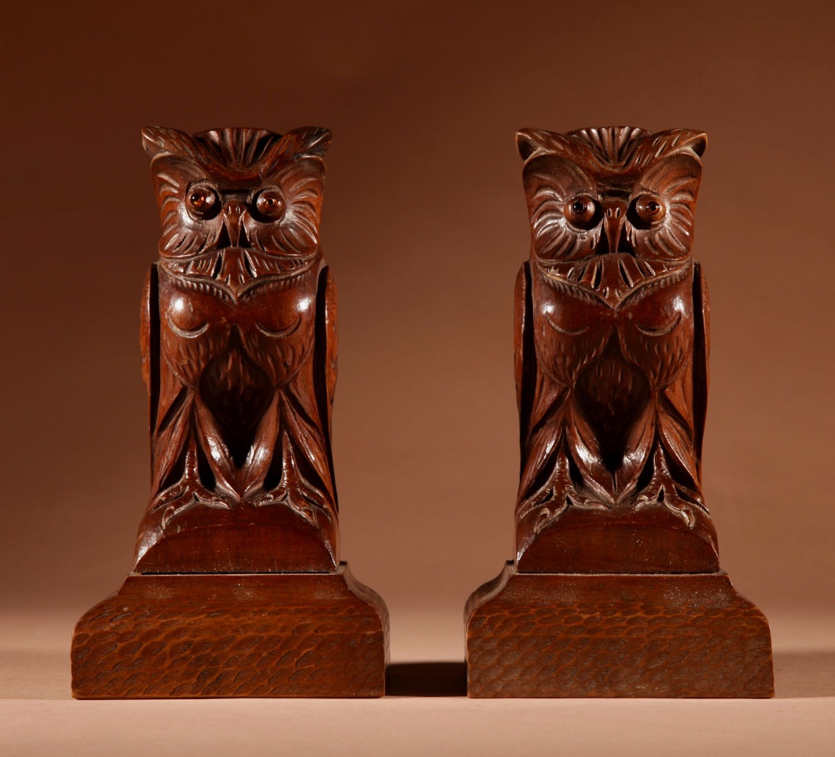 Paire de serre-livres en bois sculpté, représentant des hiboux, de grande taille et d'une forme-photo-2