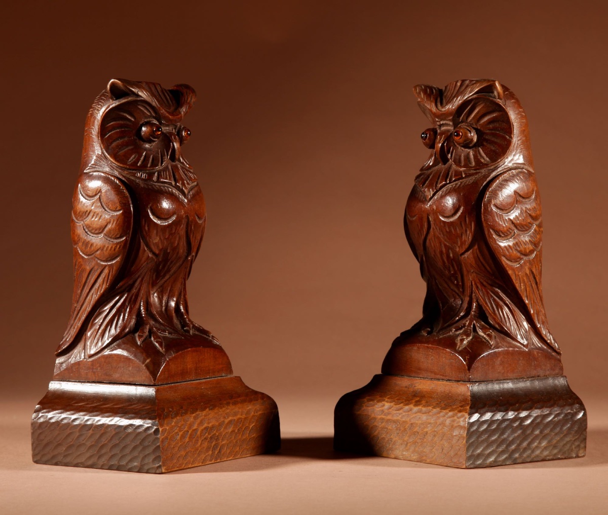 Paire de serre-livres en bois sculpté, représentant des hiboux, de grande taille et d'une forme-photo-3