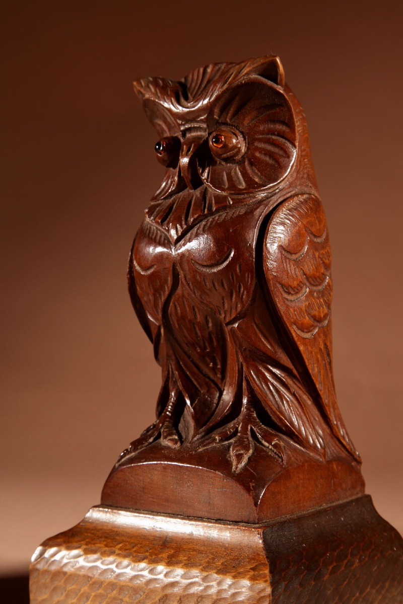 Paire de serre-livres en bois sculpté, représentant des hiboux, de grande taille et d'une forme-photo-4