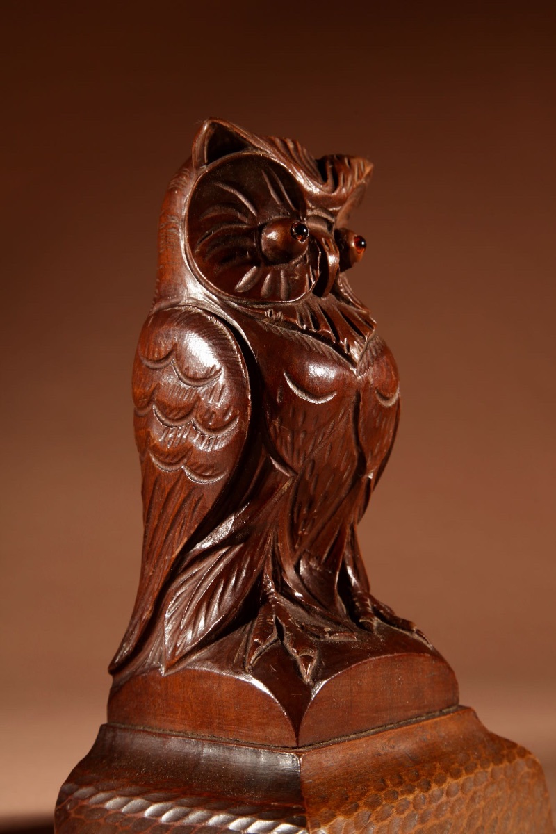 Paire de serre-livres en bois sculpté, représentant des hiboux, de grande taille et d'une forme-photo-5