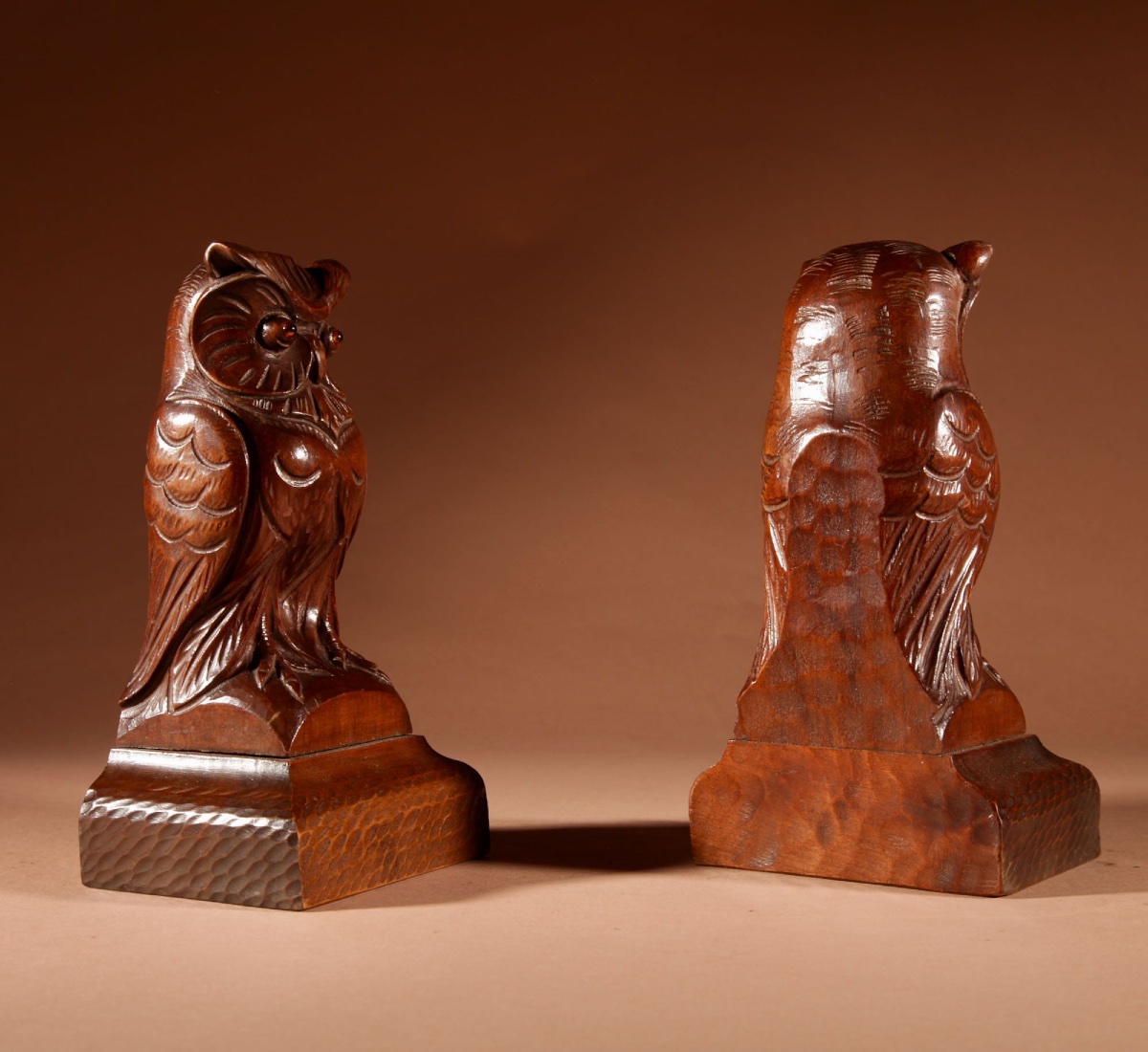 Paire de serre-livres en bois sculpté, représentant des hiboux, de grande taille et d'une forme-photo-6