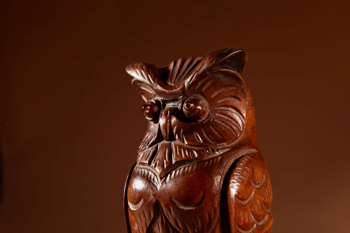 Paire de serre-livres en bois sculpté, représentant des hiboux, de grande taille et d'une forme-photo-7