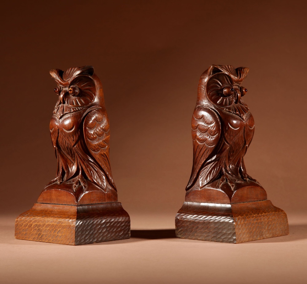 Paire de serre-livres en bois sculpté, représentant des hiboux, de grande taille et d'une forme