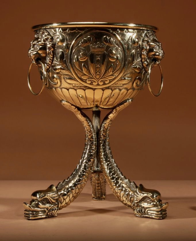 Jardinière en laiton moulé et repoussé.