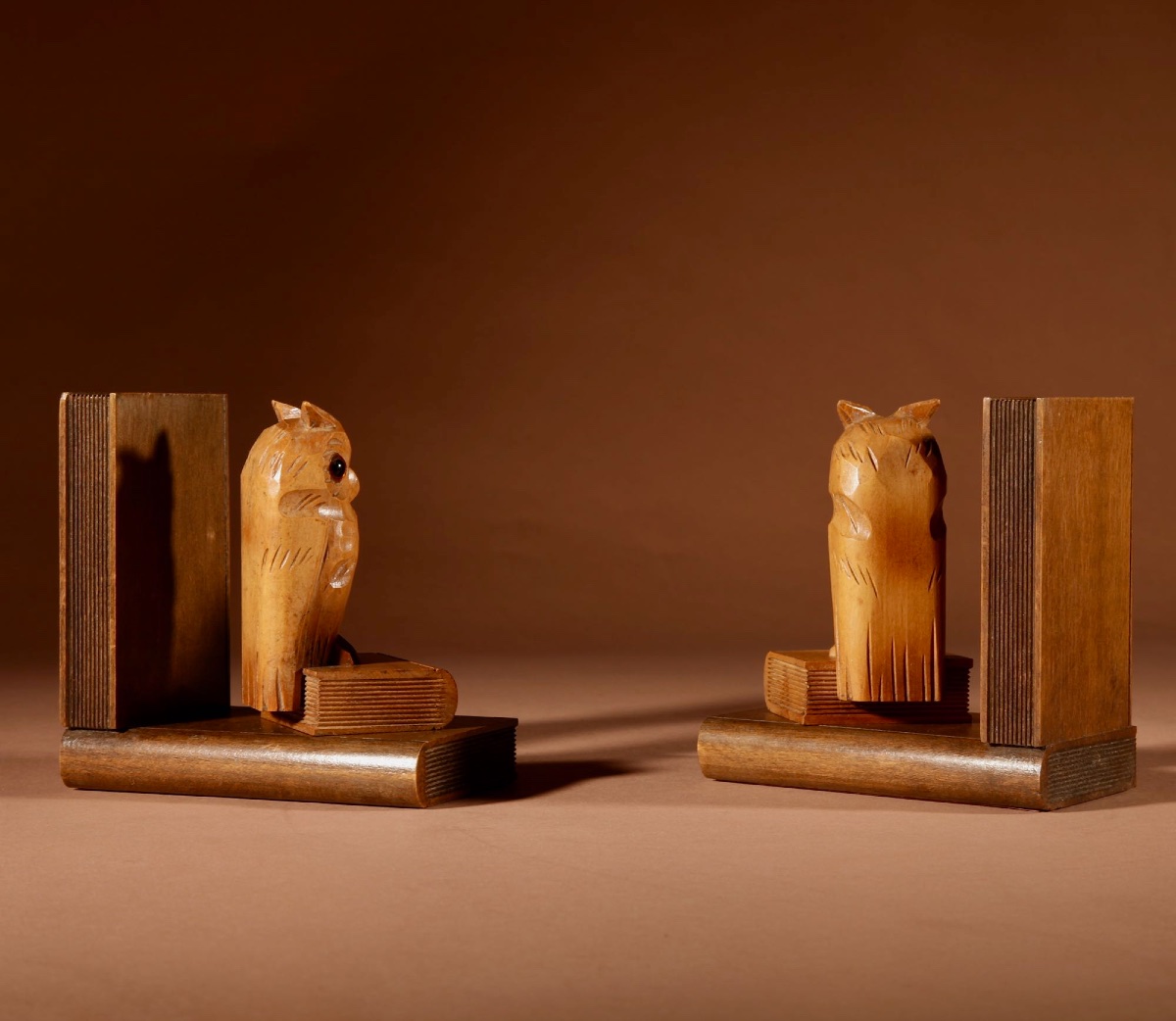  Paire de serre-livres amusants en forme de hibou sculpté, Forêt-Noire, vers 1900-1920.-photo-2