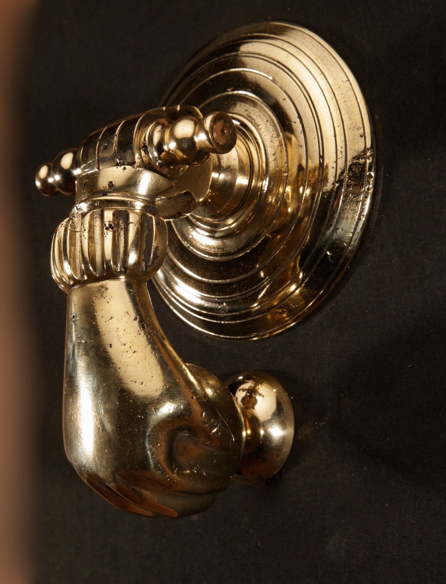  Un heurtoir de porte en bronze de grande taille, représentant une main.-photo-2