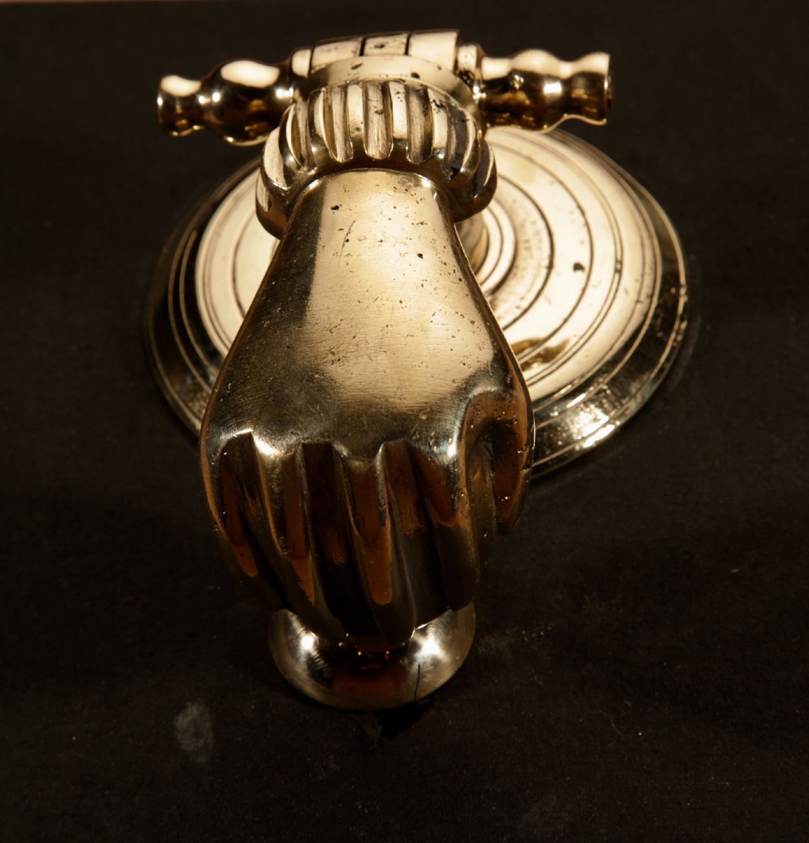  Un heurtoir de porte en bronze de grande taille, représentant une main.-photo-4