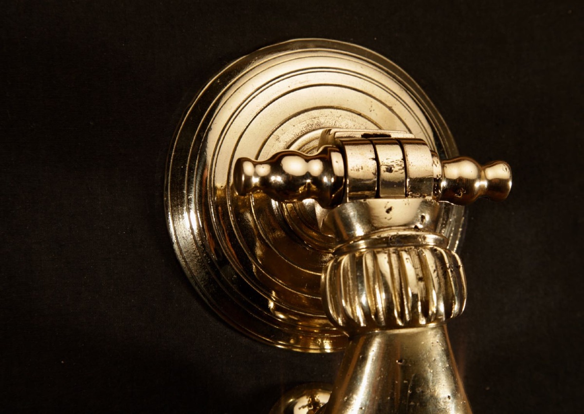  Un heurtoir de porte en bronze de grande taille, représentant une main.-photo-1