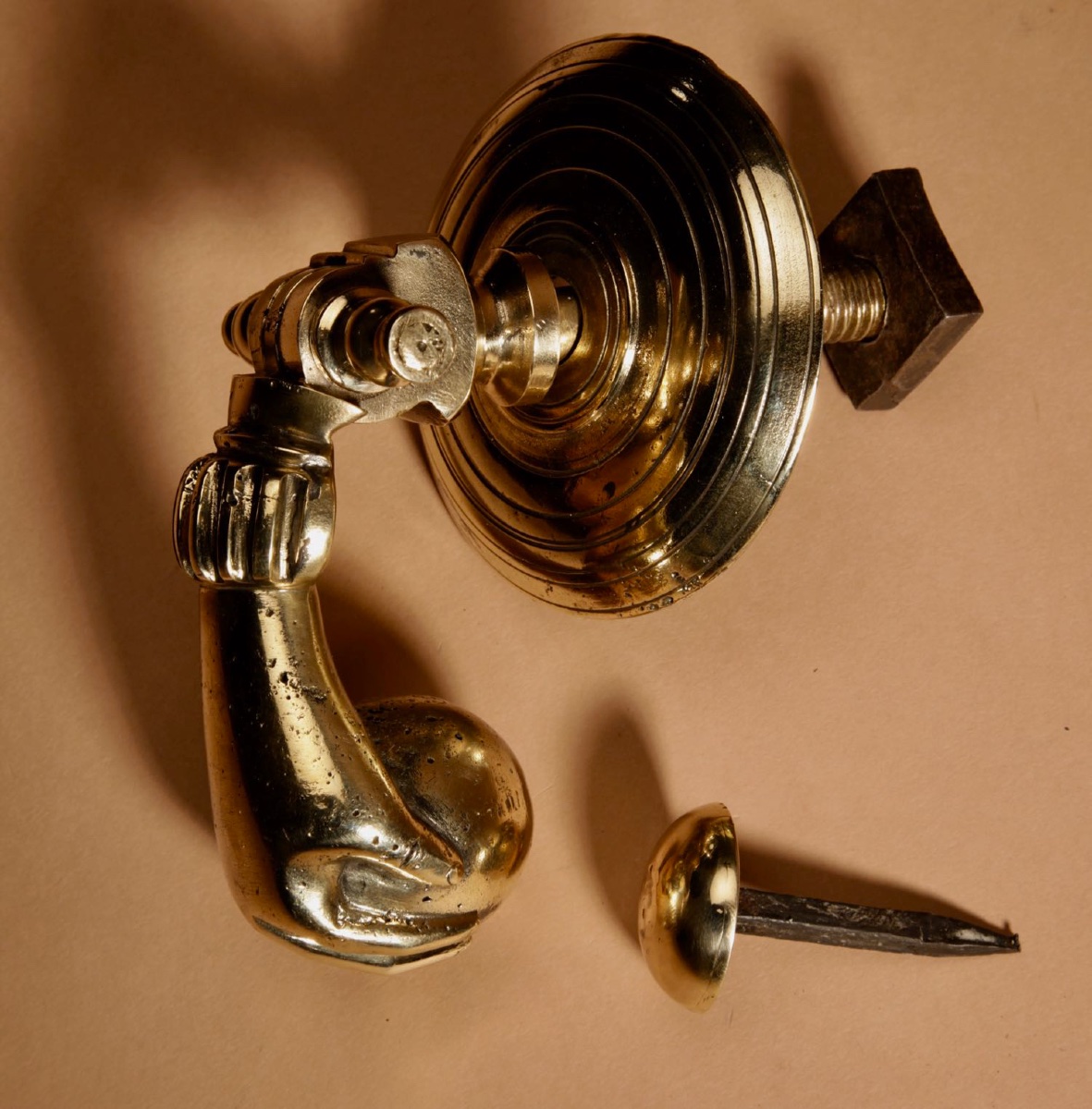  Un heurtoir de porte en bronze de grande taille, représentant une main.-photo-2