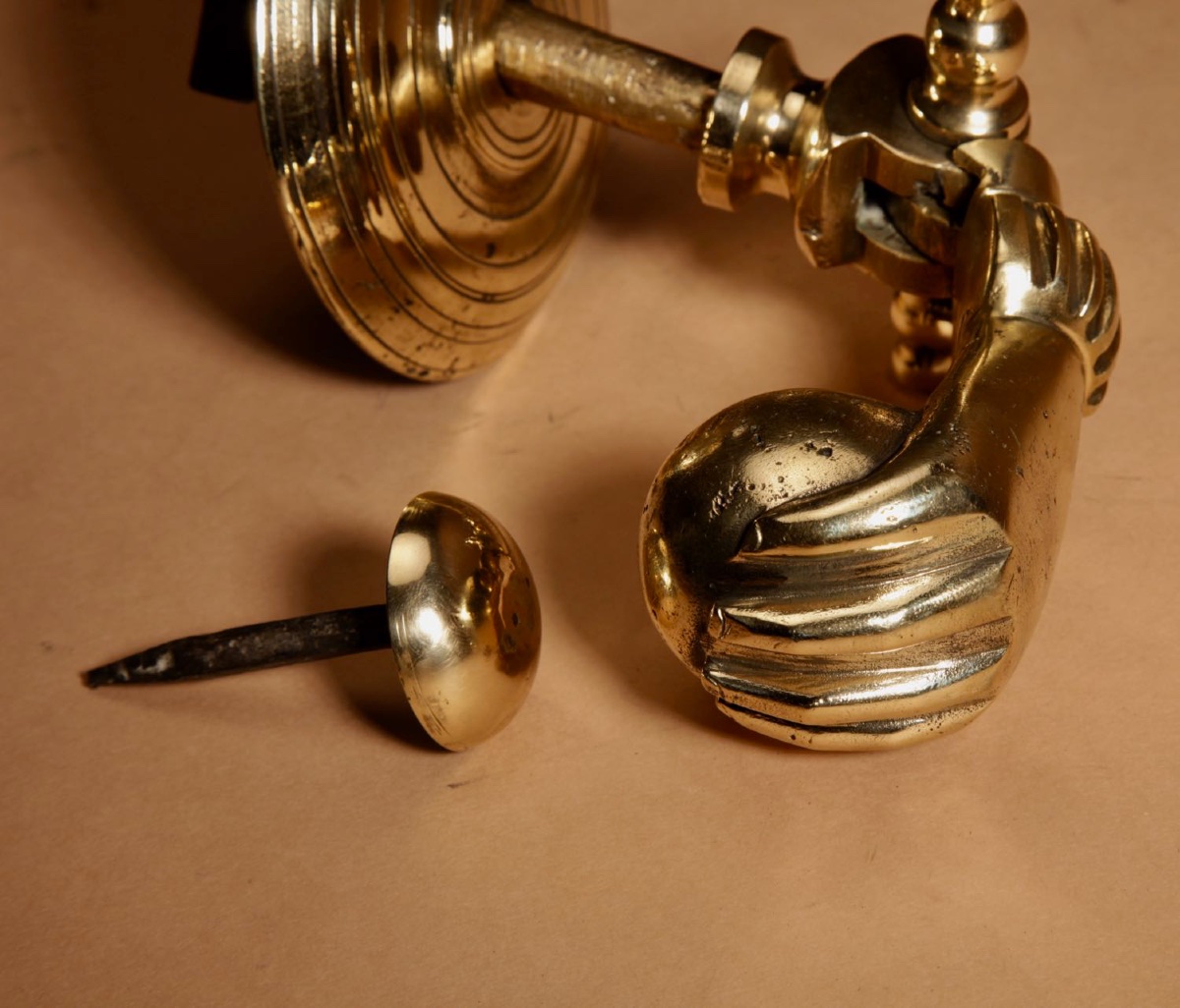  Un heurtoir de porte en bronze de grande taille, représentant une main.-photo-5