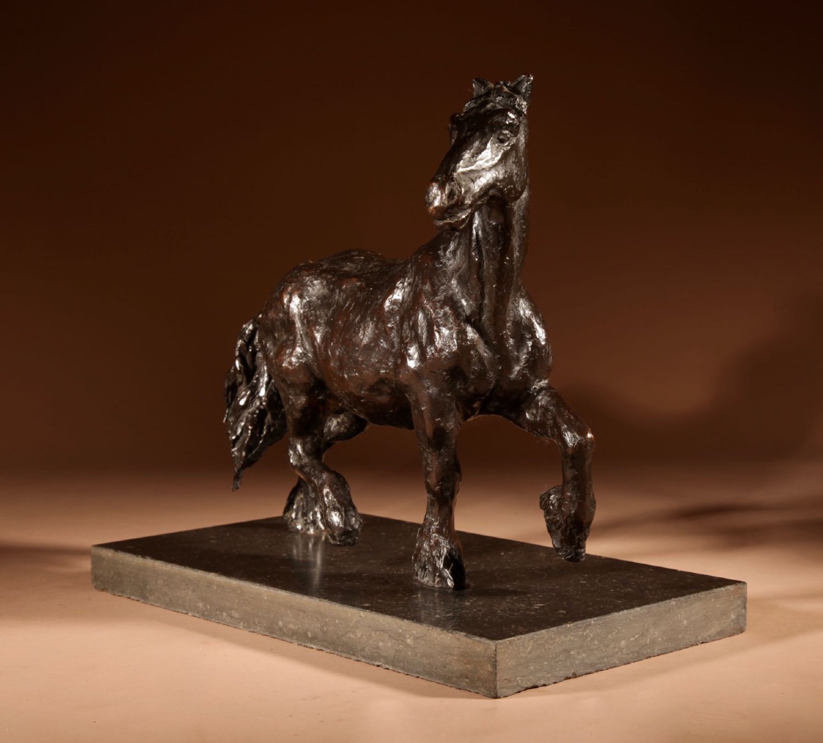 Cheval de trait, puissante sculpture en bronze dans le style de Renée Sintenis (1888-1965).-photo-1
