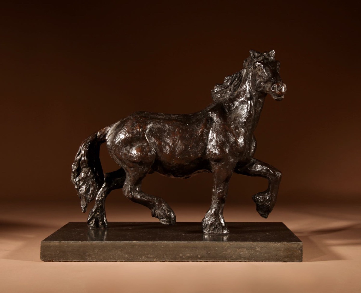 Cheval de trait, puissante sculpture en bronze dans le style de Renée Sintenis (1888-1965).