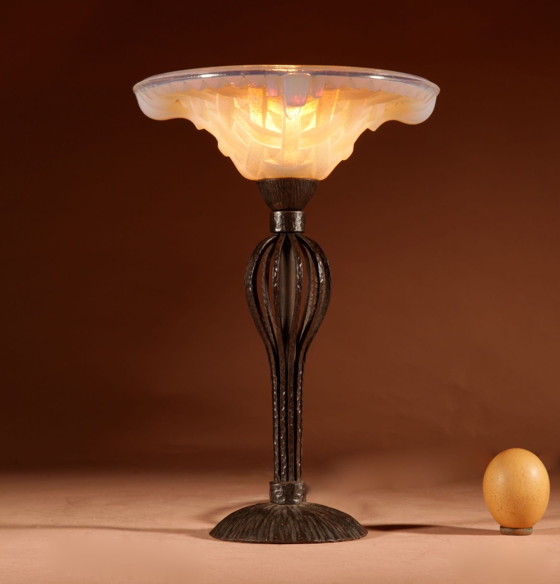  Lampe de table Art Déco française (Lacroix/Lalique) en verre opalescent et fer forgé, ver 1930-photo-2