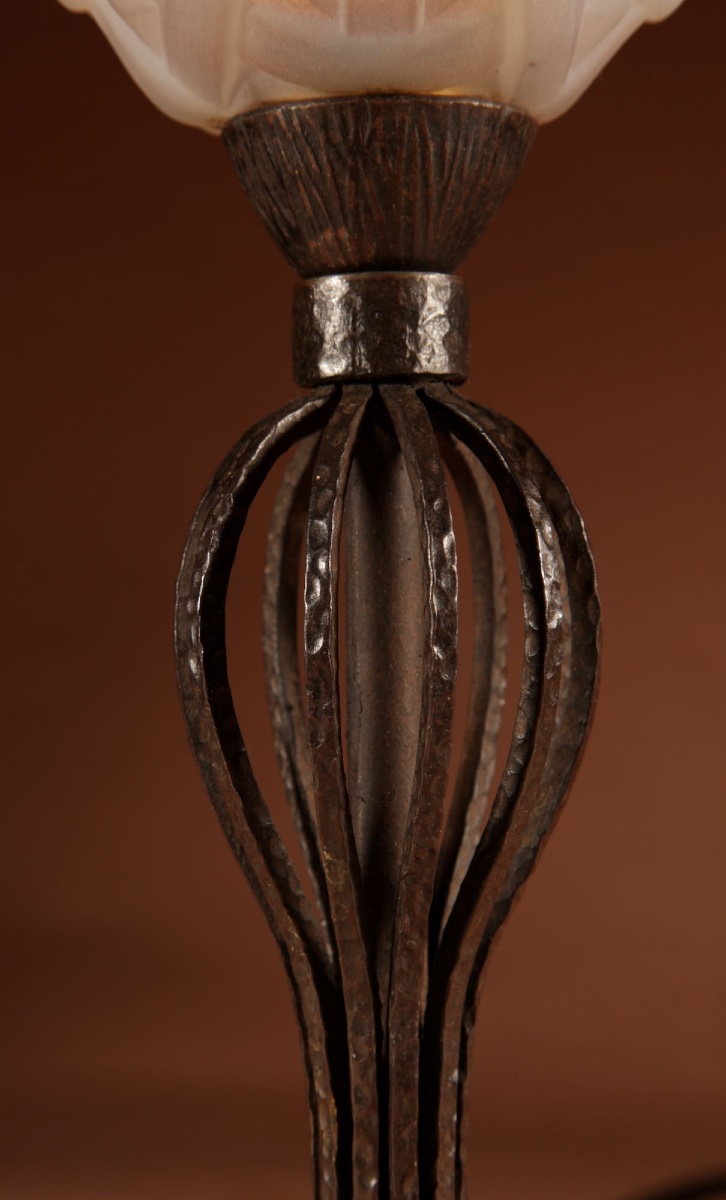  Lampe de table Art Déco française (Lacroix/Lalique) en verre opalescent et fer forgé, ver 1930-photo-4