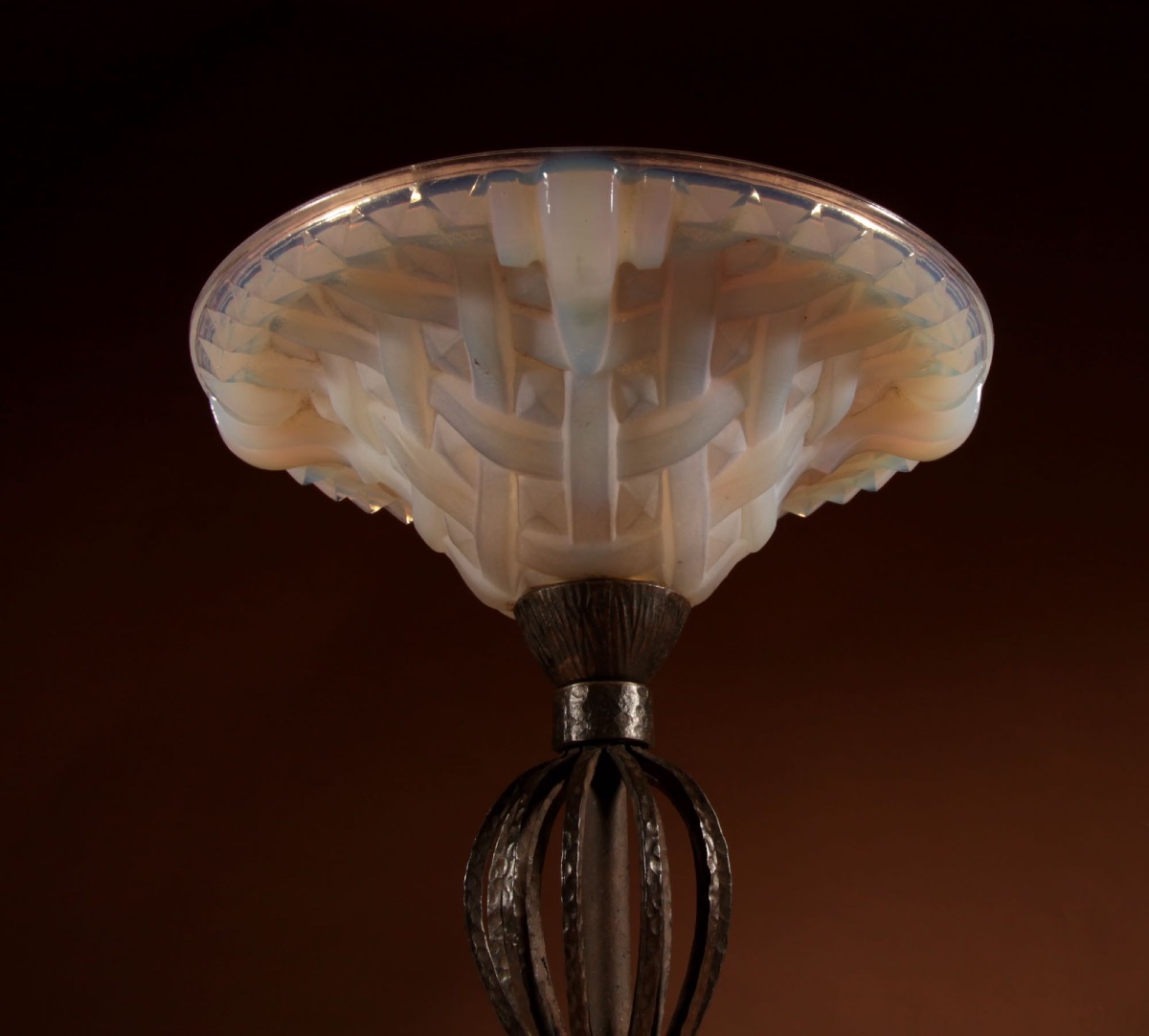  Lampe de table Art Déco française (Lacroix/Lalique) en verre opalescent et fer forgé, ver 1930-photo-5