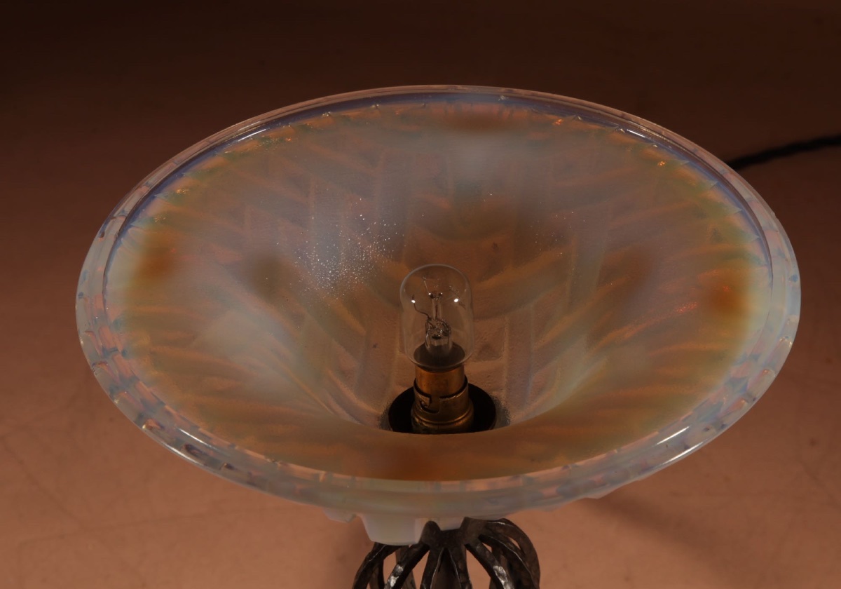  Lampe de table Art Déco française (Lacroix/Lalique) en verre opalescent et fer forgé, ver 1930-photo-6