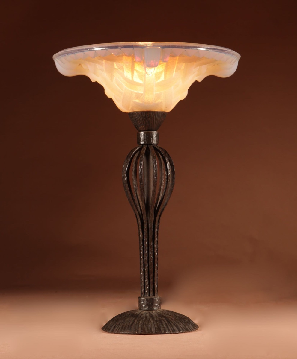  Lampe de table Art Déco française (Lacroix/Lalique) en verre opalescent et fer forgé, ver 1930