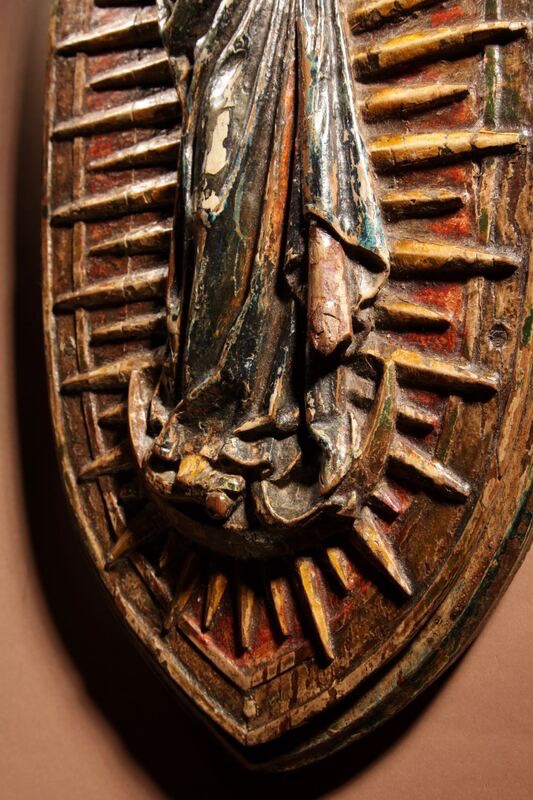   A Very Rare Oak Medieval Sculpture Of A Central Panel From An Altarpiece Of The Praying Virgi-photo-3