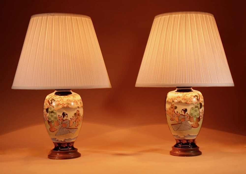 Une authentique paire de lampes de table japonaises Satsuma très décoratives.