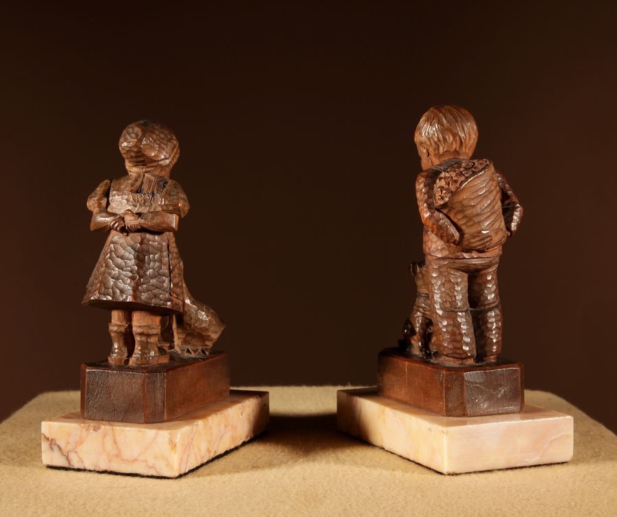  Paire de fines sculptures originales de la Forêt-Noire représentant un garçon et une fille.-photo-3