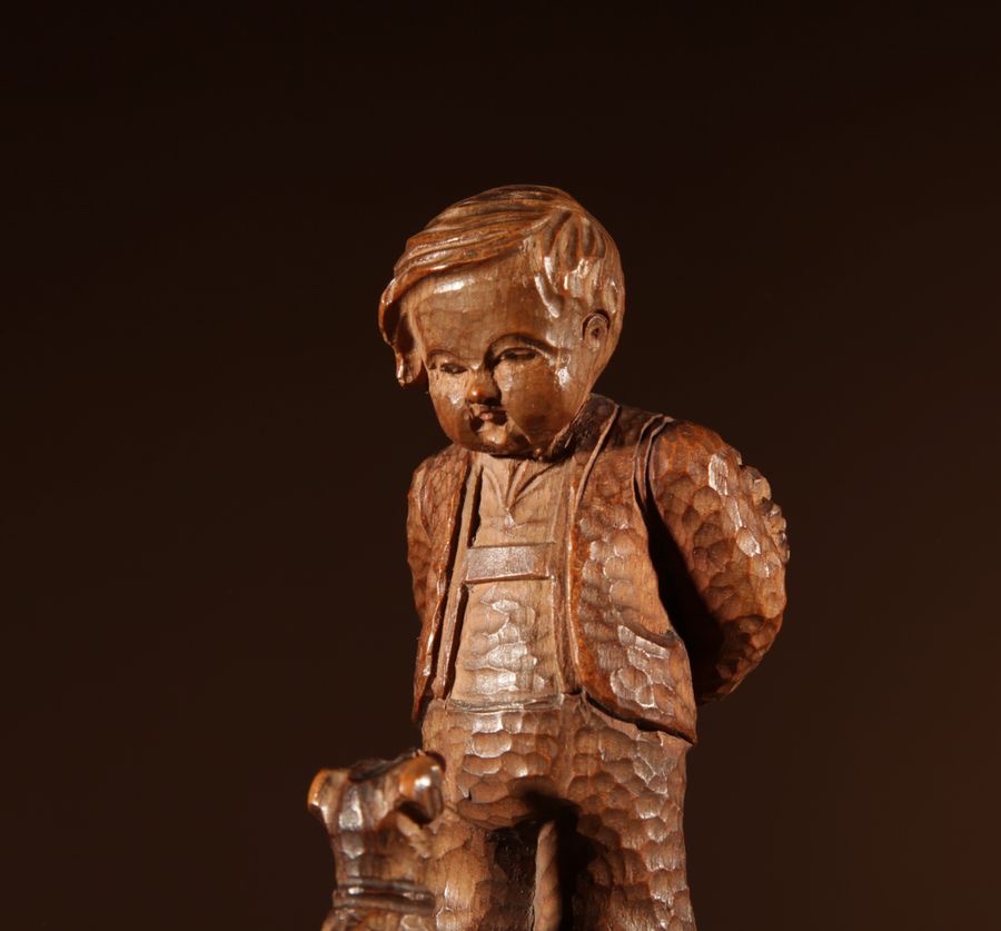  Paire de fines sculptures originales de la Forêt-Noire représentant un garçon et une fille.-photo-4