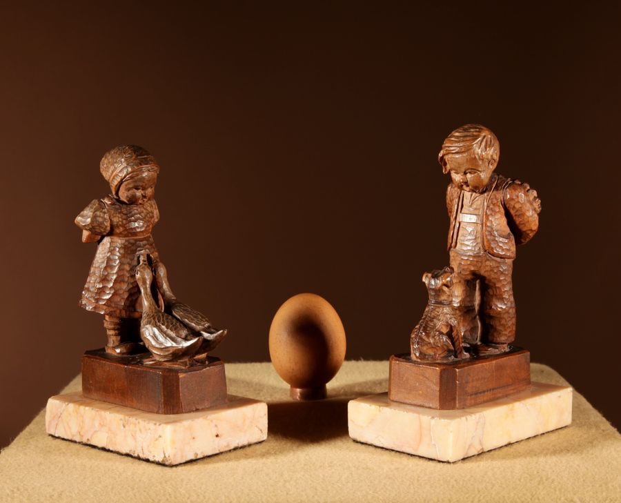  Paire de fines sculptures originales de la Forêt-Noire représentant un garçon et une fille.-photo-1
