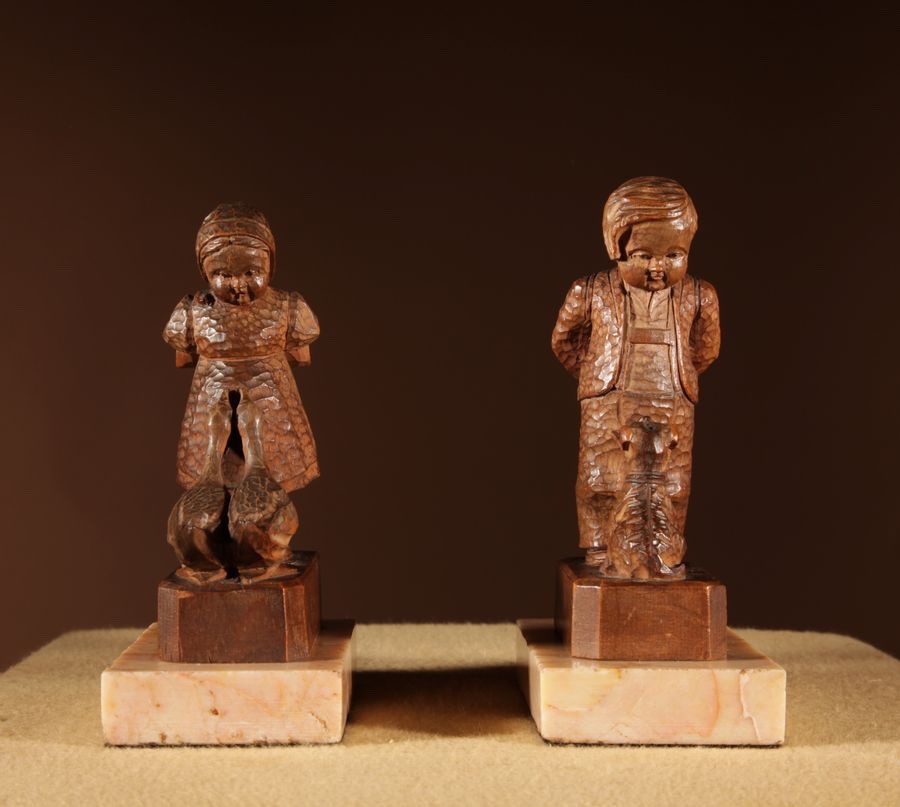  Paire de fines sculptures originales de la Forêt-Noire représentant un garçon et une fille.-photo-2