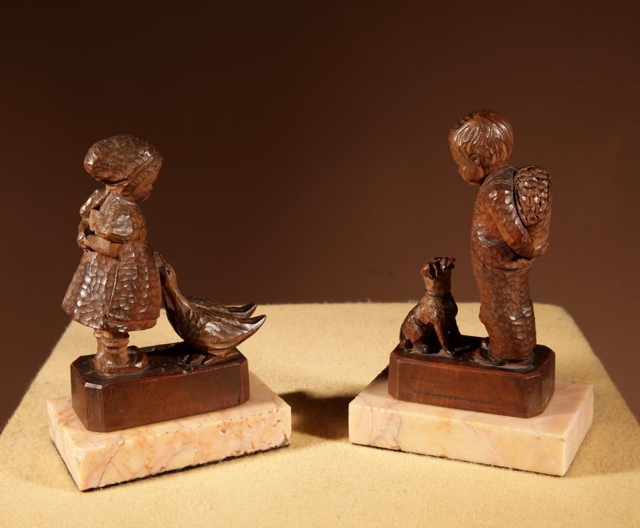  Paire de fines sculptures originales de la Forêt-Noire représentant un garçon et une fille.-photo-4
