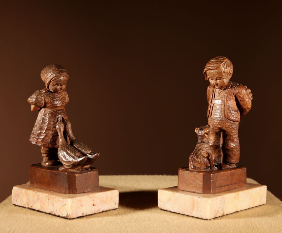  Paire de fines sculptures originales de la Forêt-Noire représentant un garçon et une fille.-photo-6