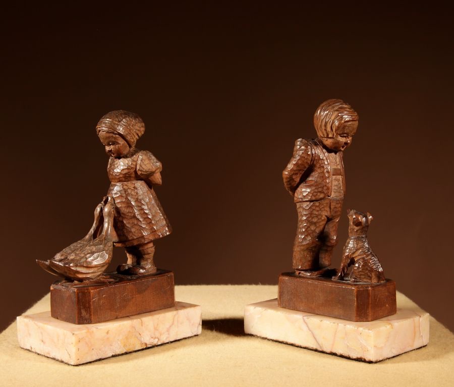  Paire de fines sculptures originales de la Forêt-Noire représentant un garçon et une fille.