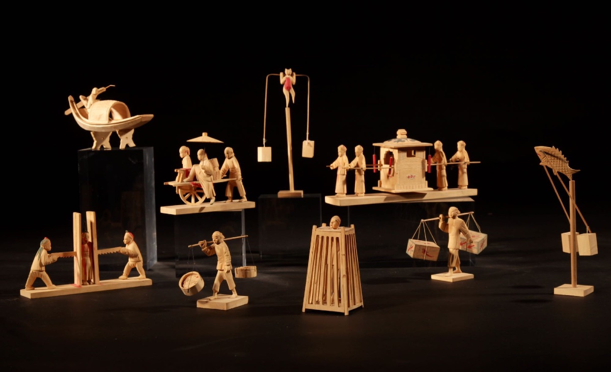 Intéressante collection de 9 sculptures sur bois chinoises illustrant la vie quotidienne en Chi