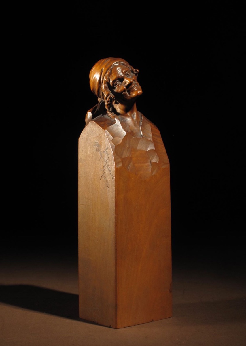 Une belle tête en bois de poirier finement sculptée et signée d'une vieille femme