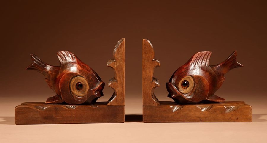 Paire de serre-livres amusants en bois sculpté (style Forêt-Noire) 