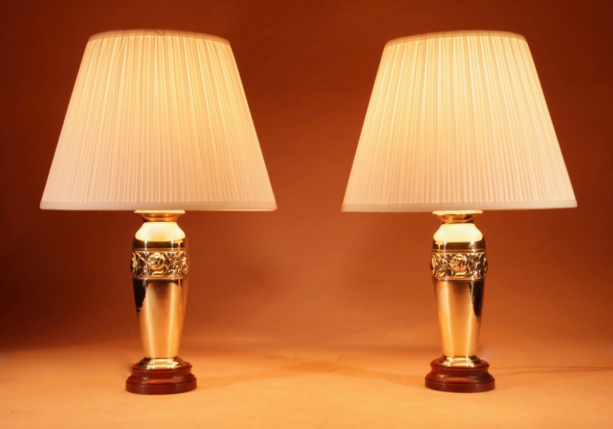 Paire de très élégantes lampes de table françaises Art déco en laiton.