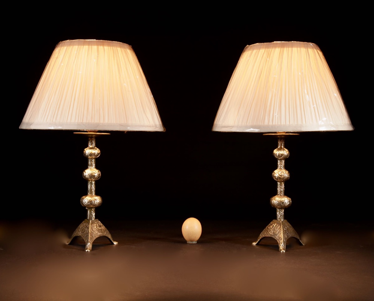 Intéressante paire de lampes à poser en laiton de style roman (XIIe siècle).-photo-2