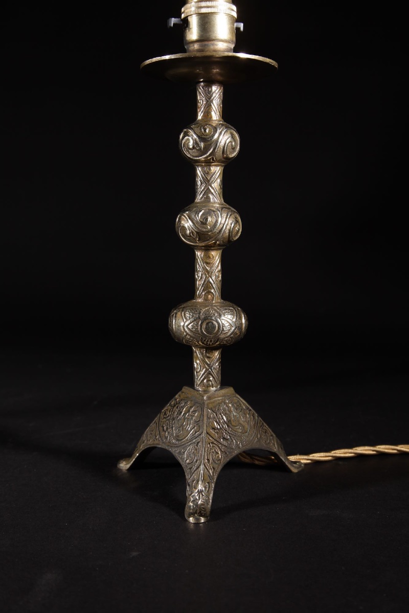 Intéressante paire de lampes à poser en laiton de style roman (XIIe siècle).-photo-3