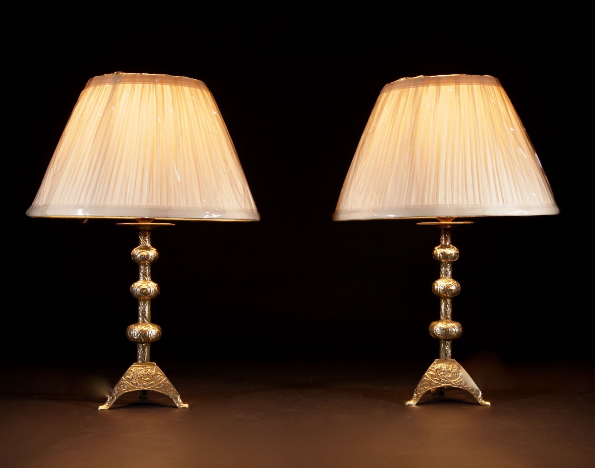Intéressante paire de lampes à poser en laiton de style roman (XIIe siècle).-photo-4