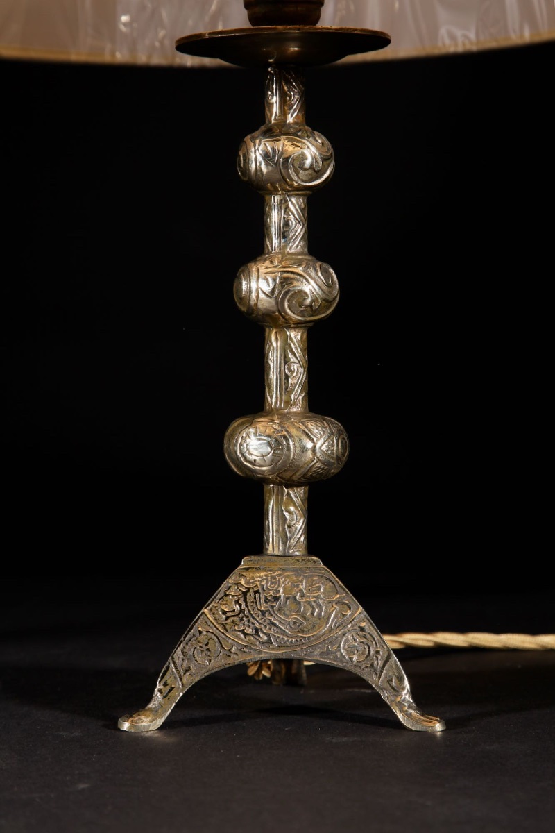 Intéressante paire de lampes à poser en laiton de style roman (XIIe siècle).-photo-1