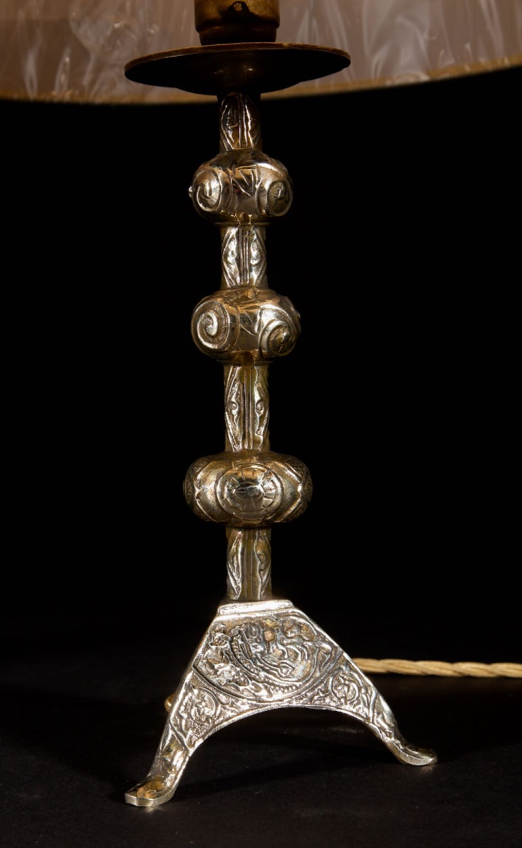 Intéressante paire de lampes à poser en laiton de style roman (XIIe siècle).-photo-2