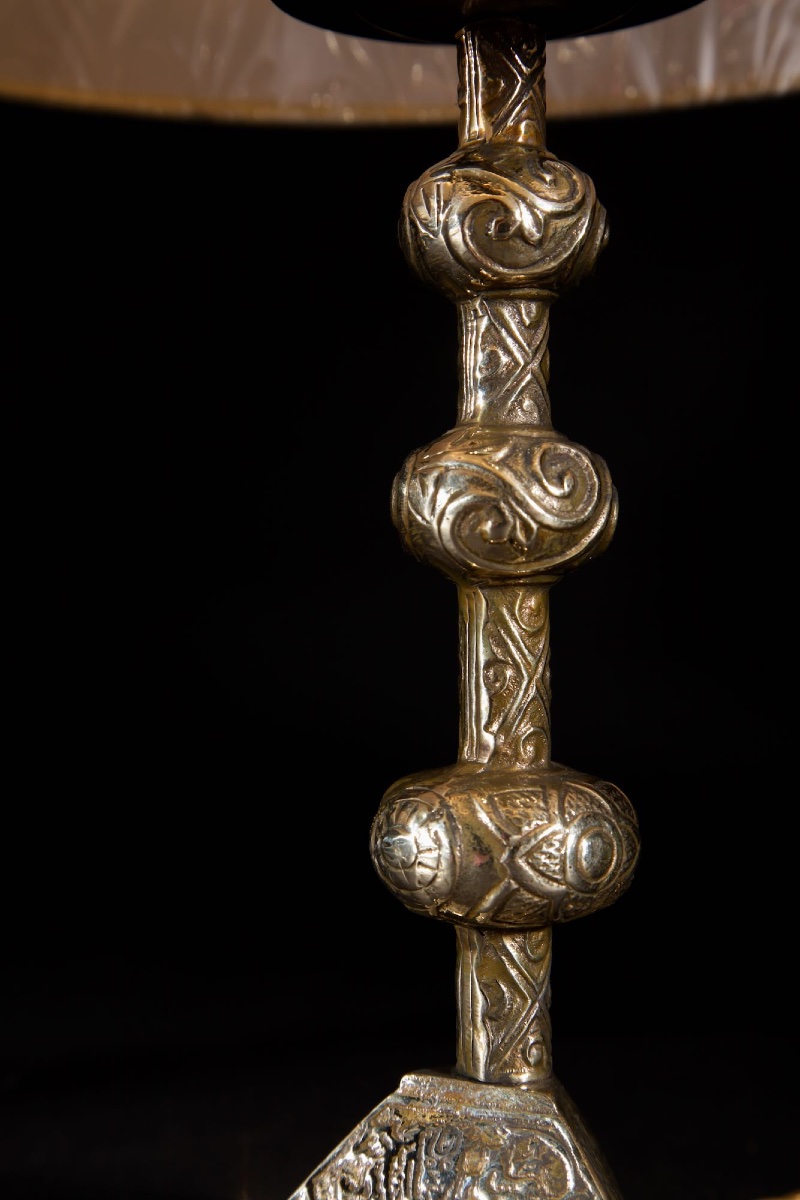 Intéressante paire de lampes à poser en laiton de style roman (XIIe siècle).-photo-4