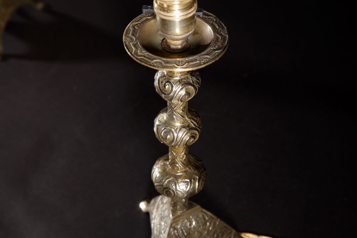 Intéressante paire de lampes à poser en laiton de style roman (XIIe siècle).-photo-5