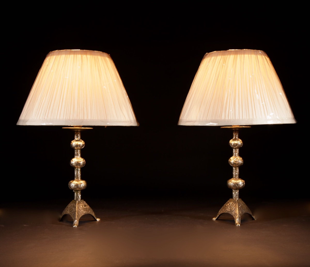 Intéressante paire de lampes à poser en laiton de style roman (XIIe siècle).