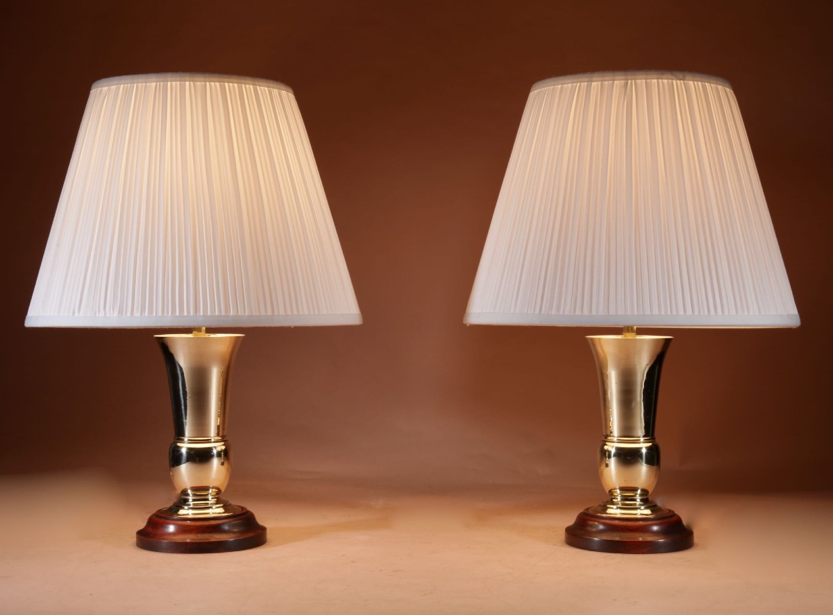 Paire d'élégantes lampes à poser en laiton (vers 1900-1920).