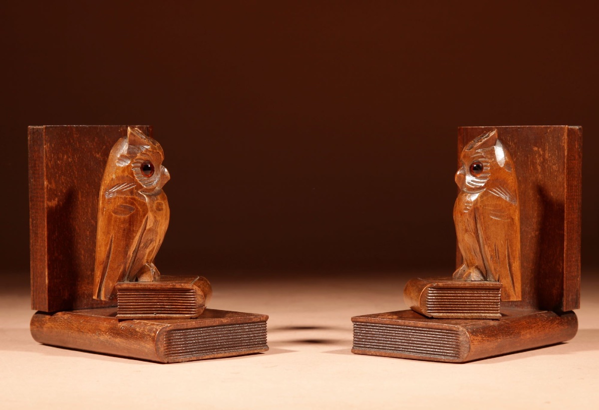 Charmante paire de serre-livres en bois sculpté (style Forêt-Noire) représentant des hiboux,-photo-4