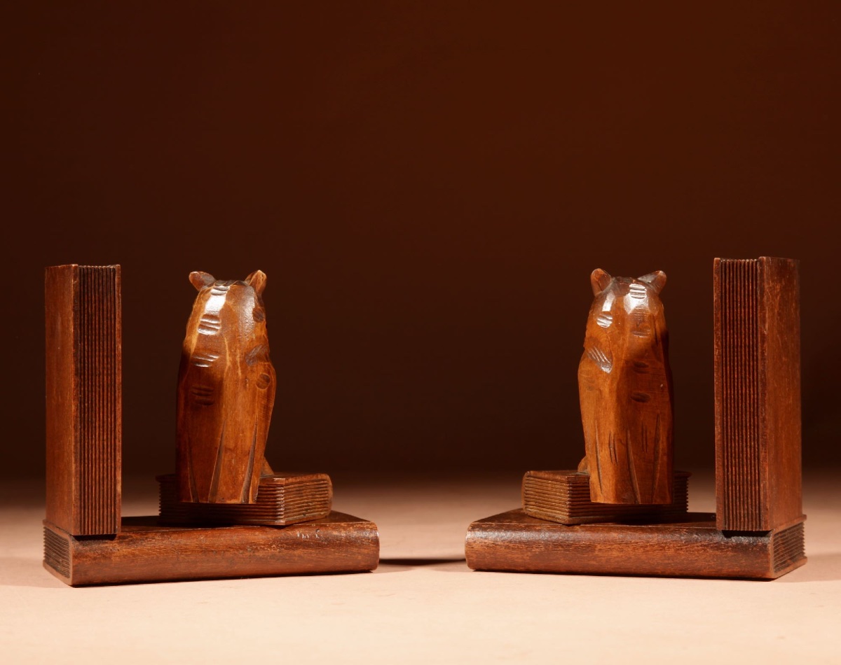 Charmante paire de serre-livres en bois sculpté (style Forêt-Noire) représentant des hiboux,-photo-1