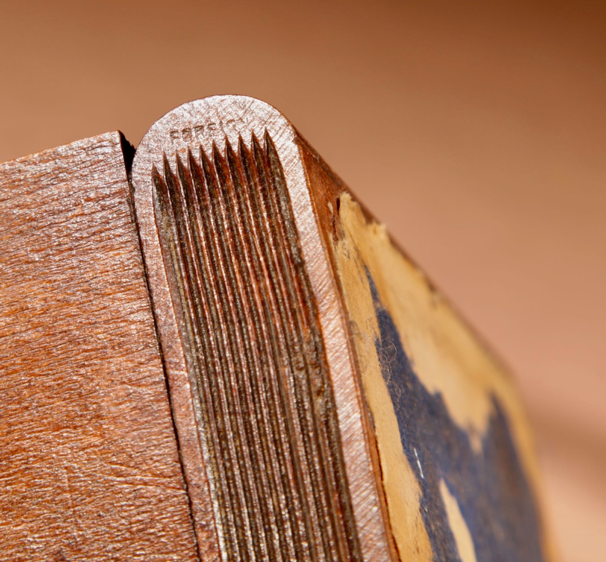 Charmante paire de serre-livres en bois sculpté (style Forêt-Noire) représentant des hiboux,-photo-2
