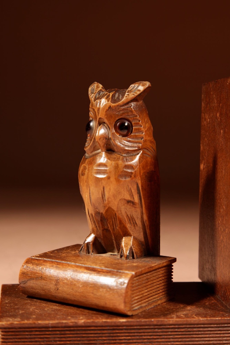 Charmante paire de serre-livres en bois sculpté (style Forêt-Noire) représentant des hiboux,-photo-4