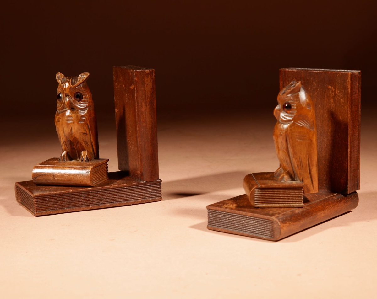 Charmante paire de serre-livres en bois sculpté (style Forêt-Noire) représentant des hiboux,-photo-5