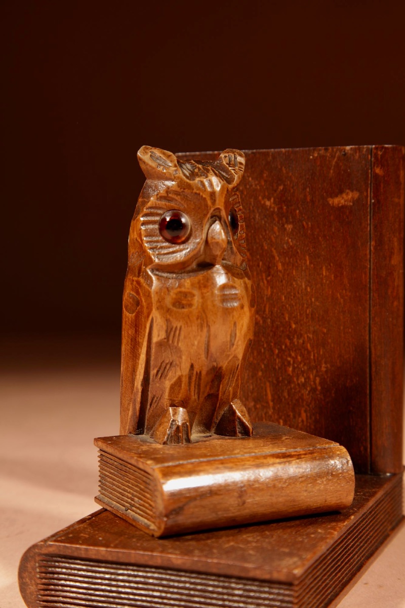 Charmante paire de serre-livres en bois sculpté (style Forêt-Noire) représentant des hiboux,-photo-6