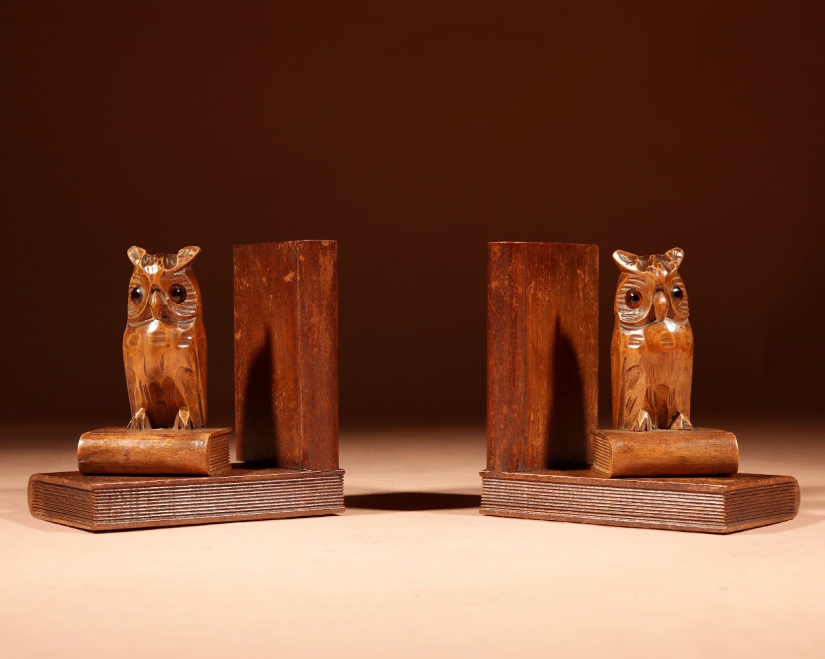 Charmante paire de serre-livres en bois sculpté (style Forêt-Noire) représentant des hiboux,